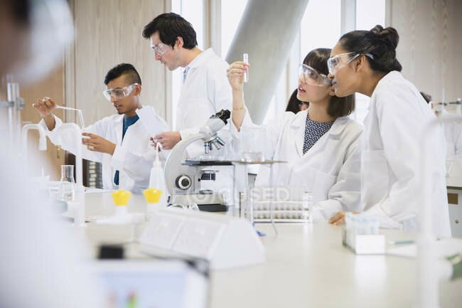 студенты проводят научные исследования в лаборатории