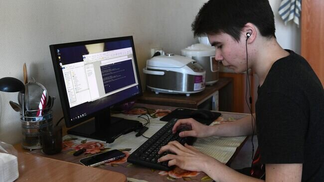 студент занимается дистанционно за компьютером